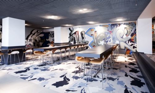 Petter A. Stordalen klipper snora på Comfort Hotel Xpress