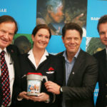 Norwegian-ansatte gir julegaven til UNICEF