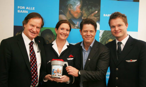 Norwegian-ansatte gir julegaven til UNICEF