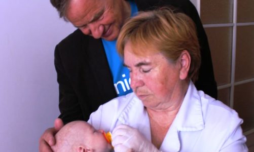 Norwegian feirer 10 år og gir 1 million kroner til UNICEF
