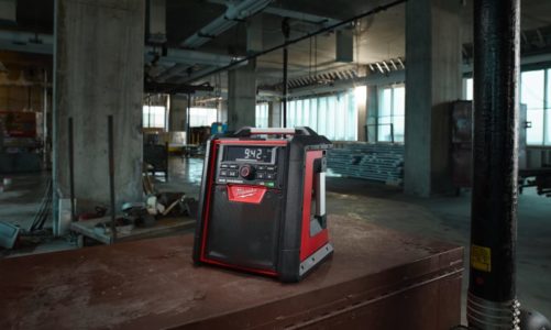 Markedets første arbeidsradio med lader og Bluetooth® fra Milwaukee!