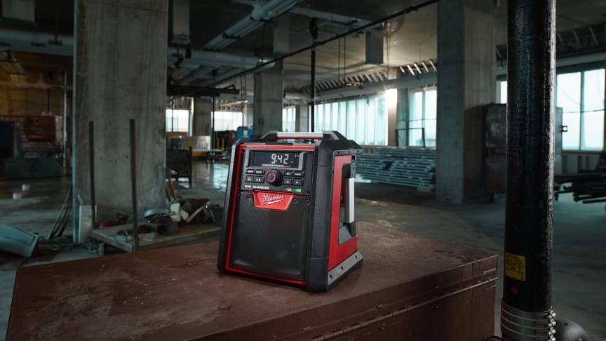 Markedets første arbeidsradio med lader og Bluetooth® fra Milwaukee!