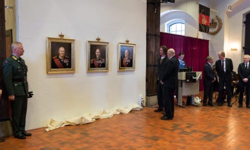 Avdukingen av nye kongeportretter gjennomført – H.M. Kong Harald til stede