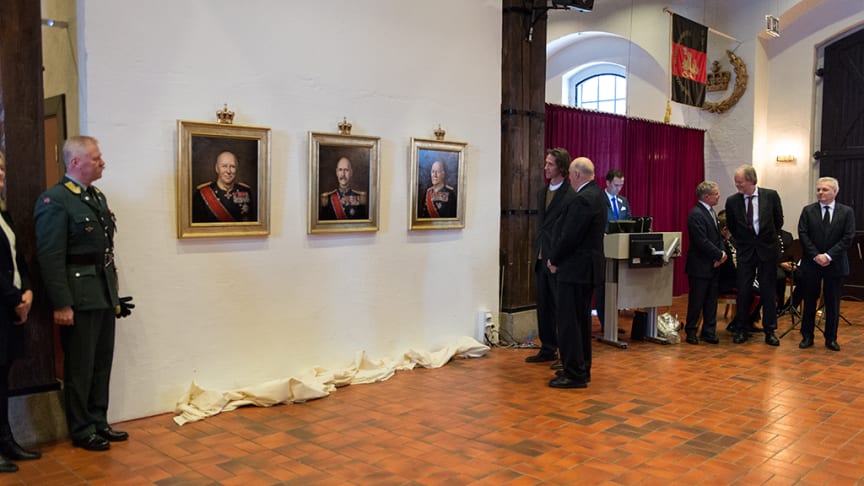 Avdukingen av nye kongeportretter gjennomført – H.M. Kong Harald til stede