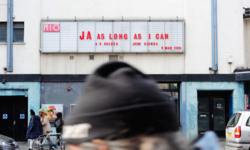 ​Opplev A K Dolvens performance i Kunstindustrimuseet: JA as long as I can