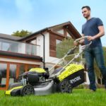 Start den nye EasyStart™ bensindrevne gressklipper med et tastetrykk…