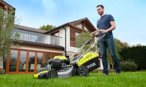 Start den nye EasyStart™ bensindrevne gressklipper med et tastetrykk…