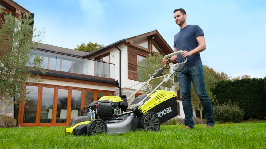 Start den nye EasyStart™ bensindrevne gressklipper med et tastetrykk…