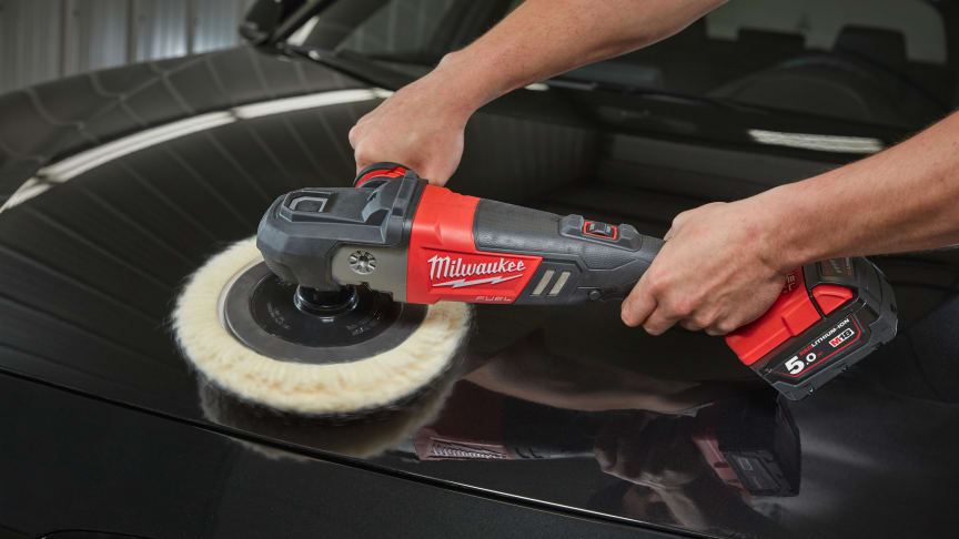POLÉR EN HEL BIL PÅ ÉN OPPLADING MED DEN NYE MILWAUKEE® M18 FUEL™ POLERINGSMASKINEN