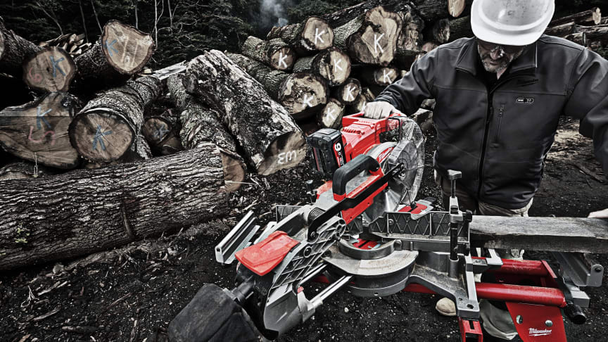 MILWAUKEE® SETTER LISTA HØYT MED DEN NYE BATTERIDREVNE 254 MM KAPP- OG KAPP/GJÆRSAGEN I M18 FUEL™ SYSTEMET