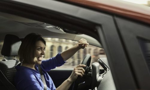 Forsker: Syng høyt i bilen – det er bra for helsen!