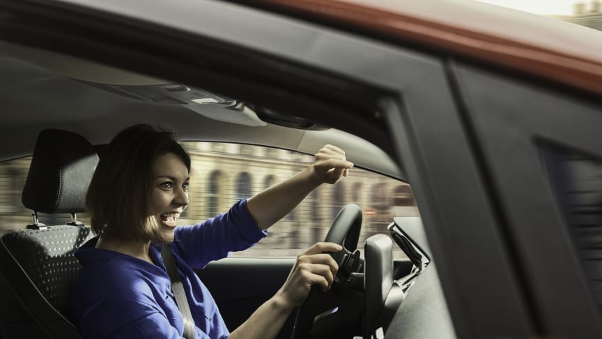 Forsker: Syng høyt i bilen – det er bra for helsen!
