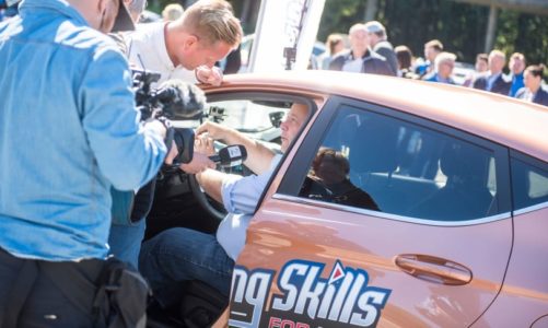 Se rallycross-Bakkerud og Frp-Hoksrud kjøre bil og sende SMS samtidig