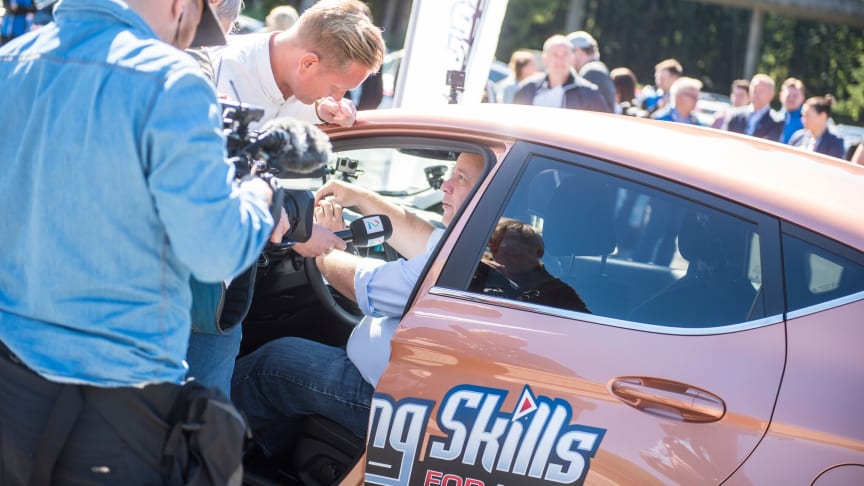 Se rallycross-Bakkerud og Frp-Hoksrud kjøre bil og sende SMS samtidig