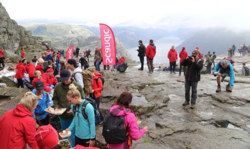 Tar hotellfrokost til nye høyder – serverte 250 gjester på Preikestolen