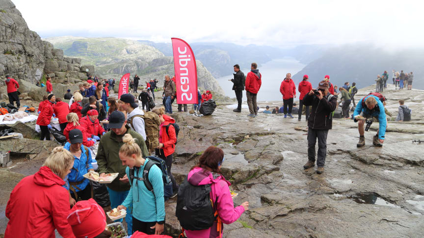 Tar hotellfrokost til nye høyder – serverte 250 gjester på Preikestolen