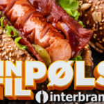 Pølser i brød eller hot dog i selskap med champagne!