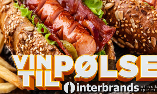 Pølser i brød eller hot dog i selskap med champagne!