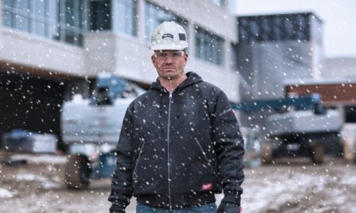 MILWAUKEE® INTRODUSERER NYTT SORTIMENT ARBEIDSTØY SOM HOLDER BRUKERNE VARME PÅ ARBEIDSPLASSEN