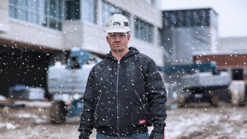 MILWAUKEE® INTRODUSERER NYTT SORTIMENT ARBEIDSTØY SOM HOLDER BRUKERNE VARME PÅ ARBEIDSPLASSEN