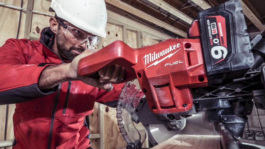 MILWAUKEE® INTRODUSERER BRANSJENS LETTESTE BATTERIDREVNE 190 MM KAPP/GJÆRSAG