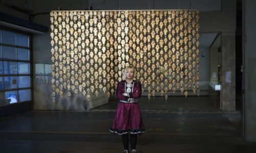 Nasjonalmuseet kjøper politisk verk av den samiske kunstneren Máret Ánne Sara