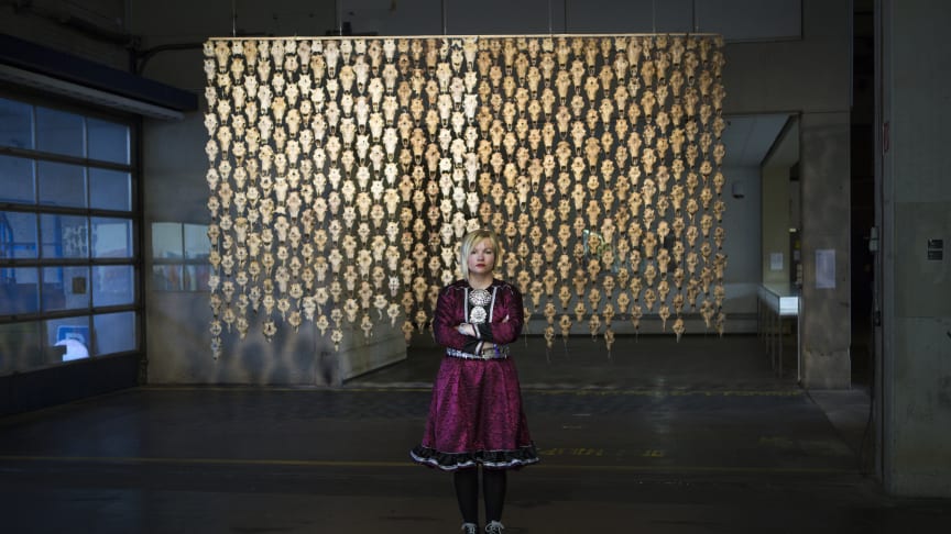 Nasjonalmuseet kjøper politisk verk av den samiske kunstneren Máret Ánne Sara