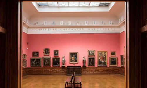 ​Museumsarbeid. Dag Erik Elgin viser malerier i Nasjonalgalleriet.