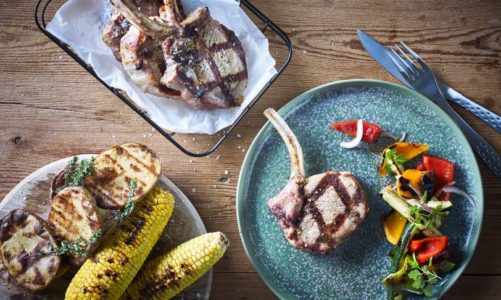 Svinekoteletter med grillet paprika og squashsalsa
