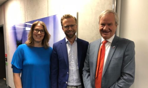 Utviklingsminister Nikolai Astrup er med når Norwegian og UNICEF flyr nødhjelp til Tsjad