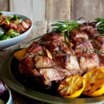 Grillet lammelår med poteter, stjerneløk og rosenkål