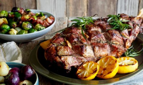 Grillet lammelår med poteter, stjerneløk og rosenkål