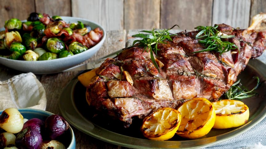 Grillet lammelår med poteter, stjerneløk og rosenkål