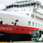 ​Hurtigruten og Tide med historisk bussavtale: Satser på biodiesel og elbusser