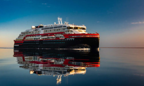 MS Roald Amundsen med historisk milepæl: Første hybridskip gjennom Nordvestpassasjen
