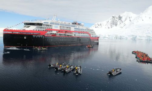 Døpt i isen – med is: Hurtigrutens MS Roald Amundsen første skip til å bli døpt i Antarktis
