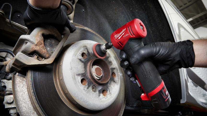 KOMPAKT OG PRAKTISK MILWAUKEE® M12 FUEL™ SLIPEMASKIN MED RETT VINKEL