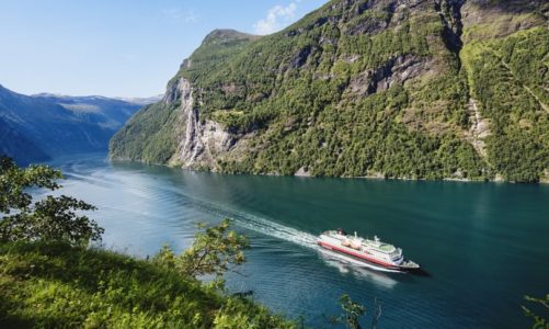 ​Hurtigruten extends suspension of operations – plans gradual phase-in