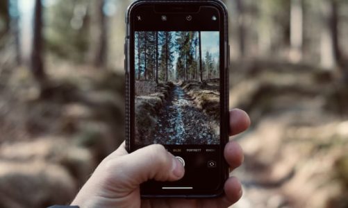 ​Slik tar du vare på mobilen din i sommer